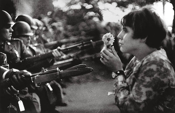 21 octobre : un million de manifestants protestent contre la guerre du Vietnam à Washington.